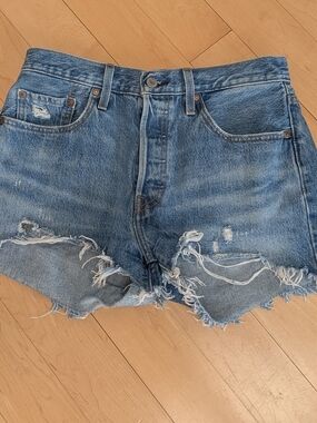Levi's 501 Light Blue Frayed Hem Denim Shorts W28